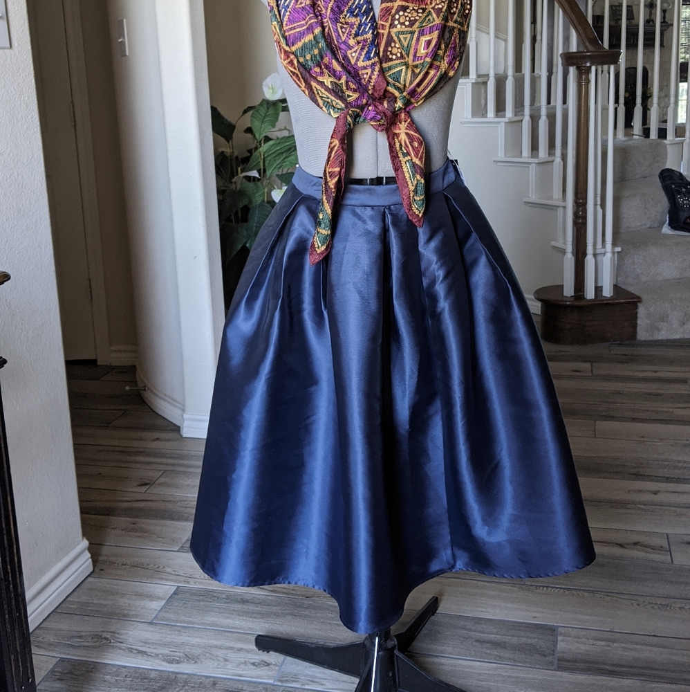 NWT Volume Puffy Midi Skirt size Large